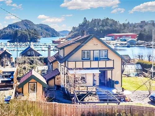 Holiday home - 9 persons -  - Åptaveien - 4550 - Farsund