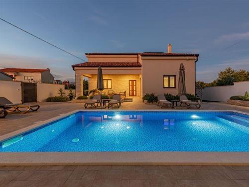 Holiday home - 8 persons -  - 23241 - Lovinac