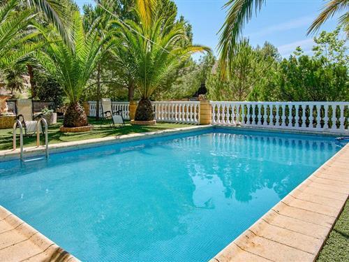 Holiday home - 13 persons -  - c/ Hornadilla (pol2 parc - Doña Mencia - 14860 - Doña Mencía