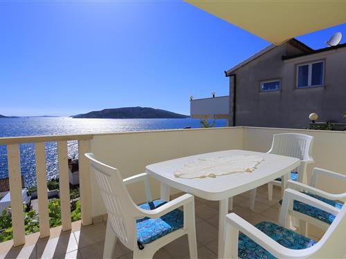 Holiday Home/Apartment - 4 persons -  - Okrug Donji - 21223 - Okrug Donji