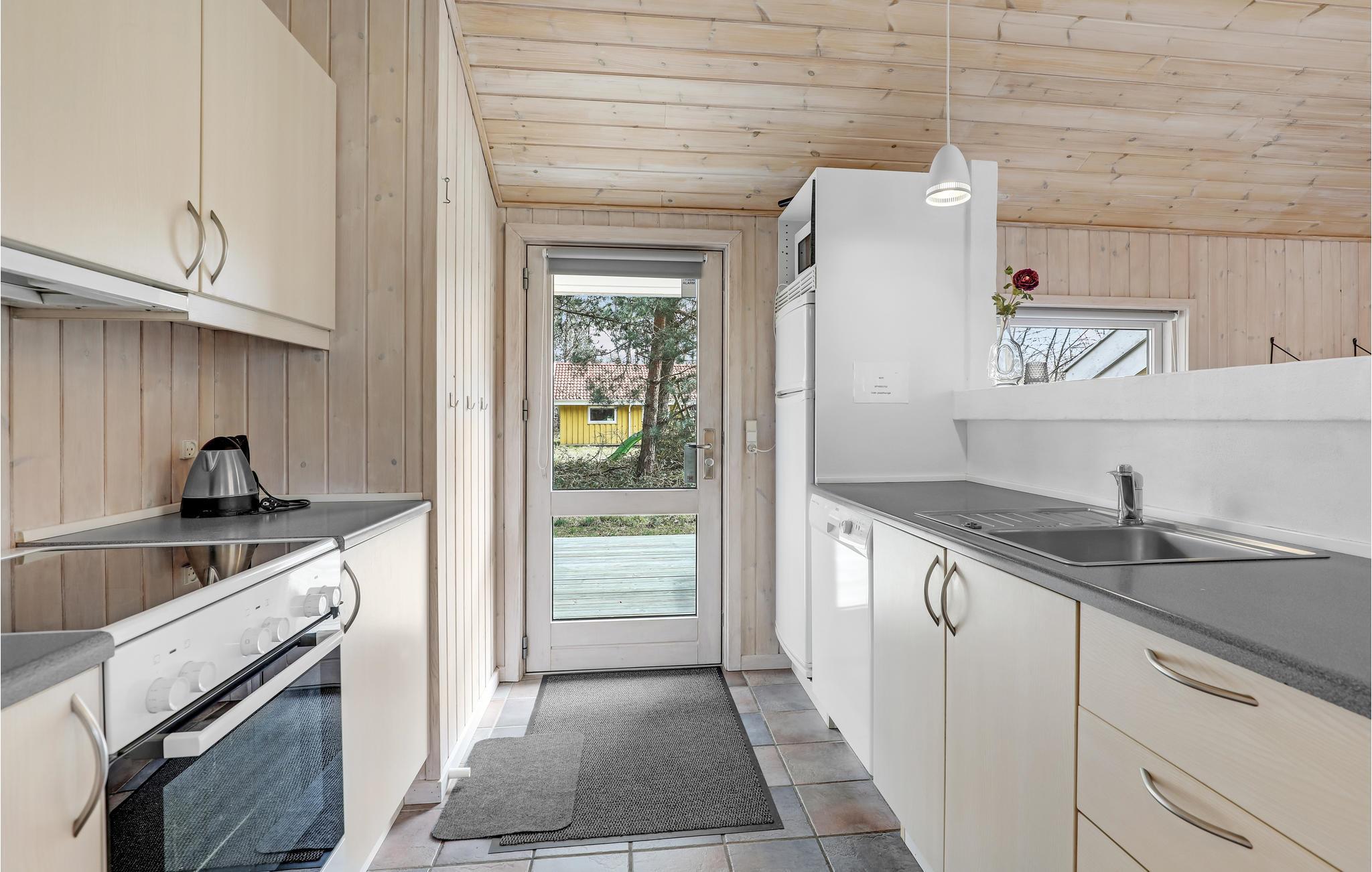 Sommerhus 6 personer strandvangen vestre sømark 3720 ... Køkken åkirkeby