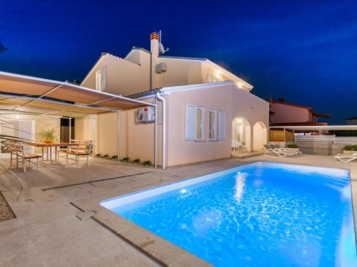 Ferienhaus - 11 Personen -  - 52100 - Pula