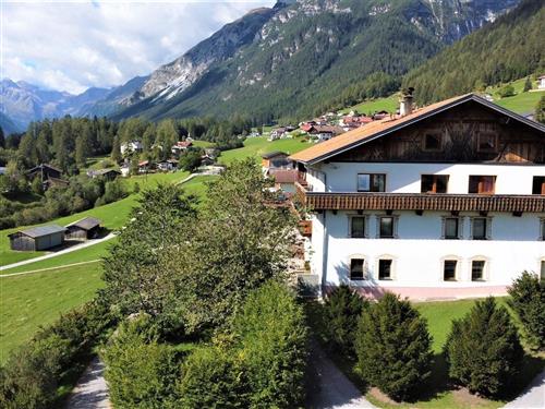 Bondegård - 6 personer -  - Hnr. - 6152 - Trins