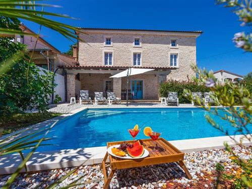 Holiday home - 8 persons -  - Vrh - 52204 - Liznjan