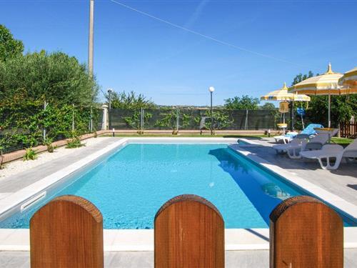 Holiday home - 7 persons -  - VIA SARROCCIANO - 62014 - Corridonia