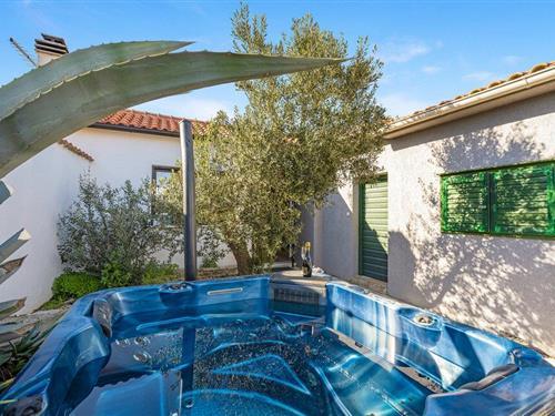 Sommerhus - 6 personer -  - Uvala Lovisca - Murter-Jezera - 22242 - Jezera