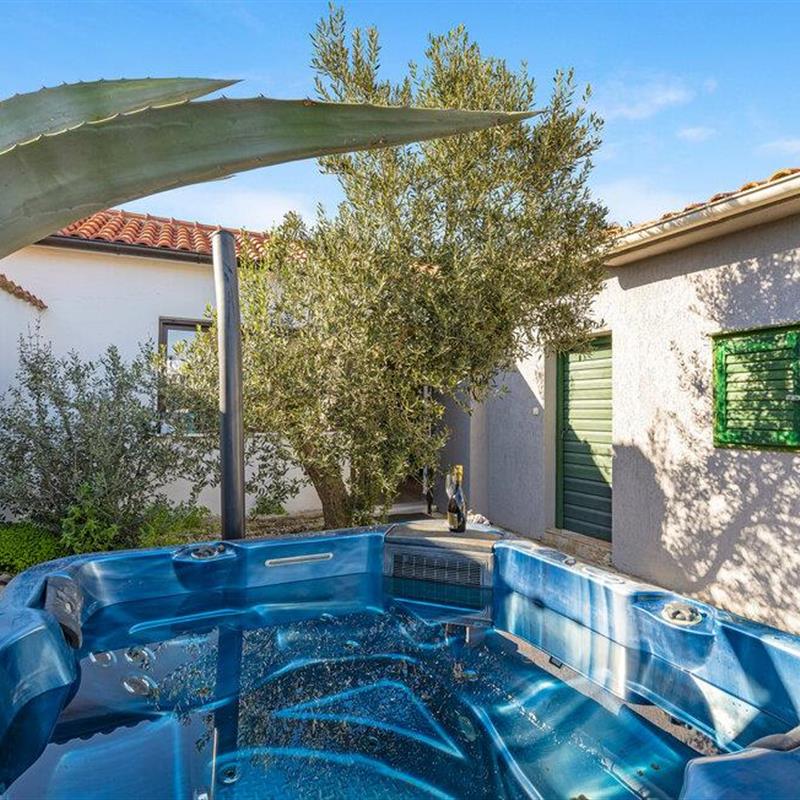 Sommerhus - 6 personer -  - Uvala Lovisca - Murter-Jezera - 22242 - Jezera