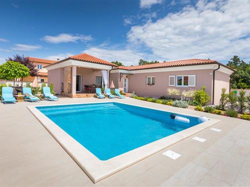 Holiday home - 8 persons -  - Fazanska cesta - 52100 - Pula