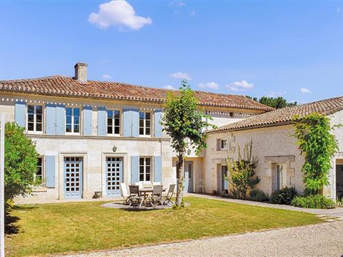 Holiday home - 8 persons -  - Le Romarin, Rt de la Charente - 16290 - Champmillon