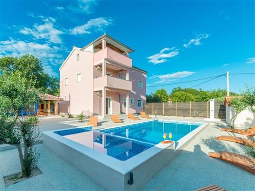 Feriehus - 9 personer -  - Crno - 23000