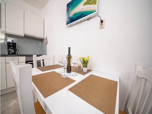 Holiday apartment - 3 persons -  - 21420 - Bol