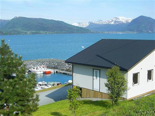 Sommerhus - 4 personer -  - Dalsfjordvegen - 6133 - Lauvstad