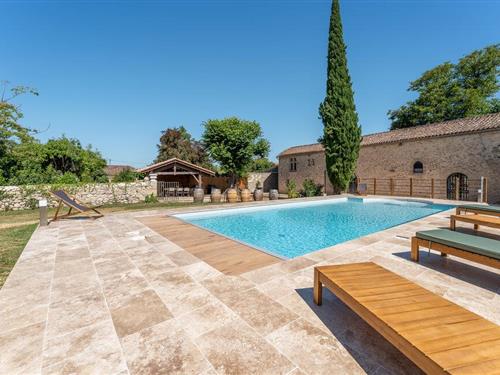 Holiday home - 15 persons -  - Place de la halle - 33420 - Rauzan