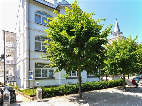 Holiday Home/Apartment - 5 persons -  - Strandpromenade - 18609 - Binz