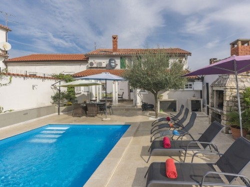 Holiday home - 8 persons -  - 52447 - Vižinada