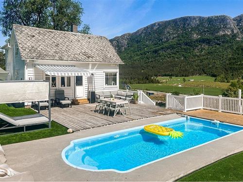 Holiday home - 8 persons -  - Vikevegen - Ålfjorden/Vindafjord - 5568 - Vikebygd