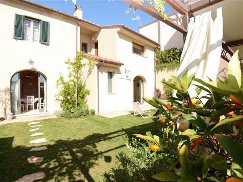 Holiday Home/Apartment - 8 persons -  - 56035 - Aiale