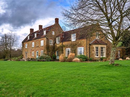 Holiday home - 16 persons -  - BA9 8BU - Bratton Seymour