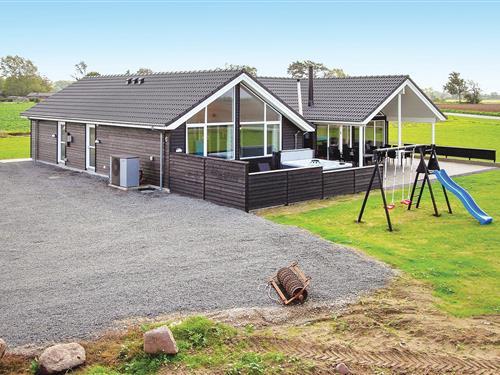 Sommerhus - 14 personer -  - Strandbakken - Skåstrup - 5400 - Bogense