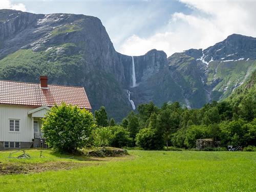 Holiday home - 9 persons -  - Mardalsvegen - 6472 - Eikesdal