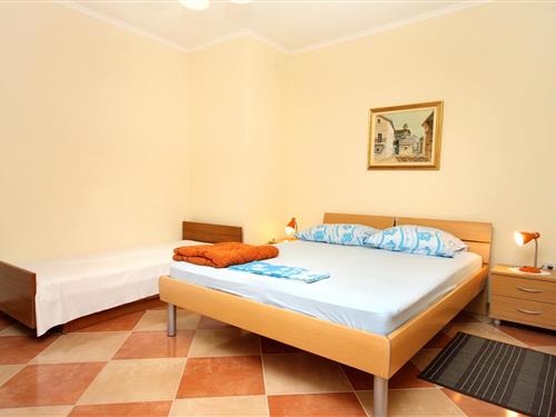 Holiday Home/Apartment - 3 persons -  - Sucuraj - 21469 - Sucuraj