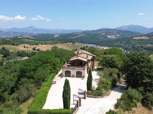 Holiday home - 8 persons -  - Vocabolo Nascarella snc - 06029 - Casacastalda