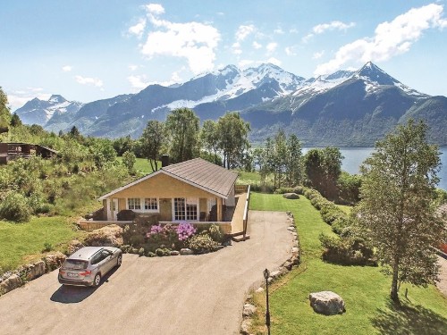Holiday home - 8 persons -  - Hundeidvik - Sykkylven/Hundeidvik - 6224 - Hundeidvik
