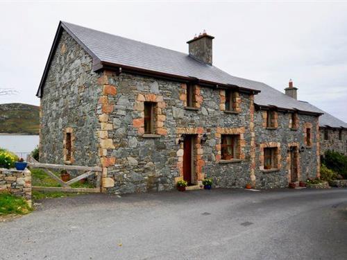 Holiday home - 6 persons -  - H71 YP59 - Cleggan