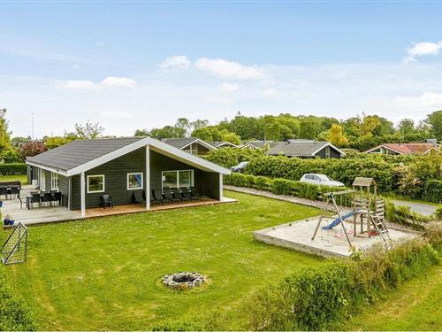 Sommerhus - 14 personer -  - Pøt Strandby - Pøt - 7130 - Juelsminde