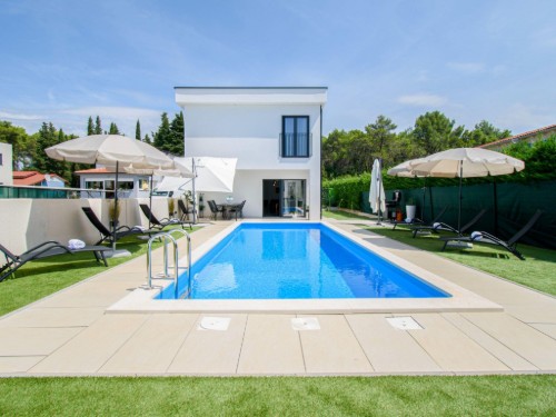 Holiday home - 8 persons -  - 52440 - Porec