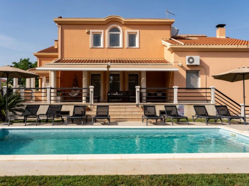 Ferienhaus - 14 Personen -  - 52100 - Pula