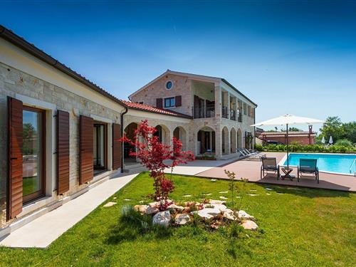 Holiday home - 11 persons -  - Pinezici - 52444 - Tinjan