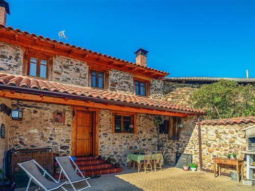 Holiday home - 4 persons -  - Calle de la Vallina - León - 24123 - Benllera