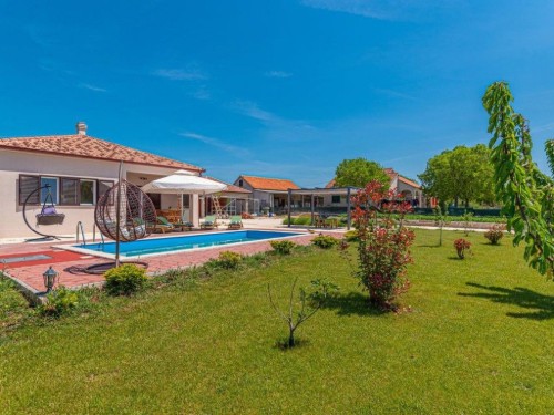 Holiday home - 8 persons -  - 22320 - Drniš