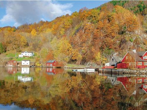 Feriehus - 7 personer -  - Vågsnesvegen - Åkra/Åkrafjorden - 5499 - Åkra