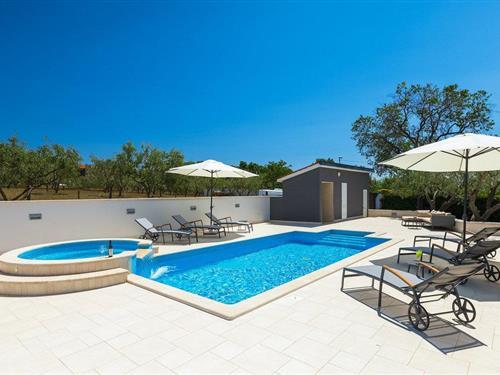 Holiday home - 8 persons -  - Komunal - 52100 - Pula