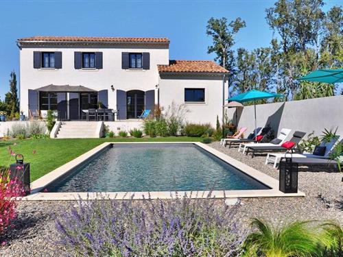 Holiday home - 8 persons -  - . Route De La Gare - 13570 - Barbentane