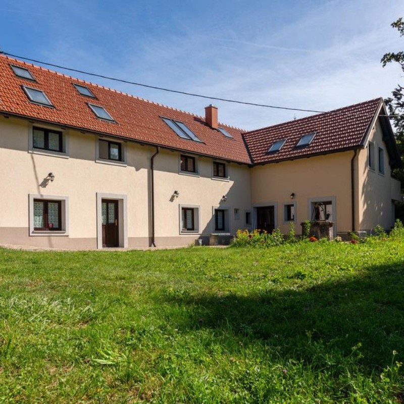 Sommerhus - 8 personer -  - Gozd - 5273 - Col