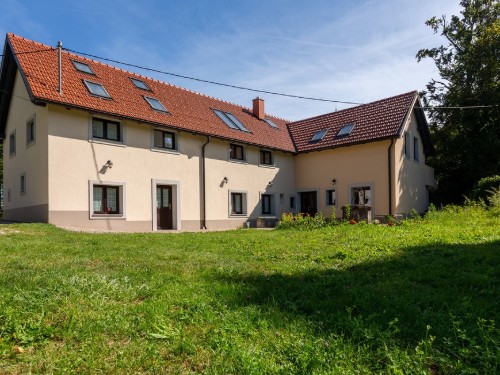 Holiday home - 8 persons -  - Gozd - 5273 - Col