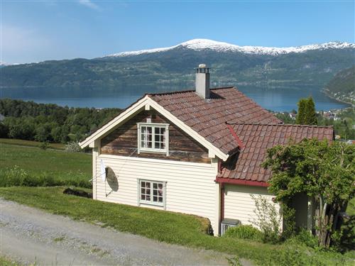 Holiday Home/Apartment - 5 persons -  - Innvik - 6793