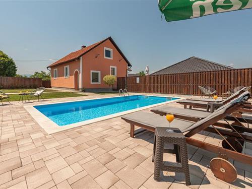 Feriehus - 7 personer -  - Ulica Ivana Gundulica - 53220 - Otocac