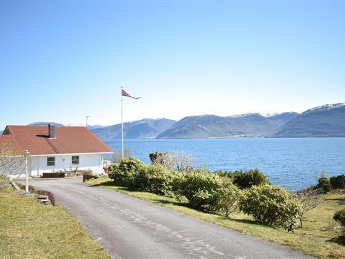 Sommerhus - 9 personer -  - Hellebøstranda - Lavik/Høyanger - 6947 - Lavik