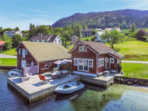 Holiday home - 7 persons -  - Erfjordvegen - Erøy/Erfjord - 4233 - Erfjord