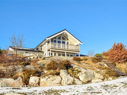 Holiday home - 8 persons -  - Kråkevegen - Fitjar/Sunnhordaland - 5419 - Fitjar