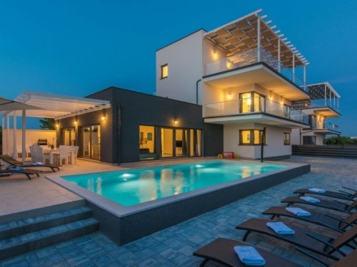 Villa - 12 Personen -  - 52100 - Pomer