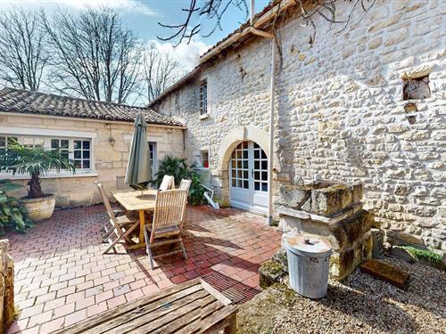 Holiday home - 8 persons -  - Rue du Puits - 16120 - Saint-Simon