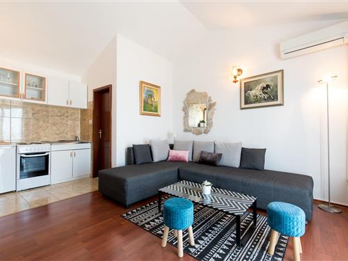Holiday home - 7 persons -  - 21312 - Podstrana