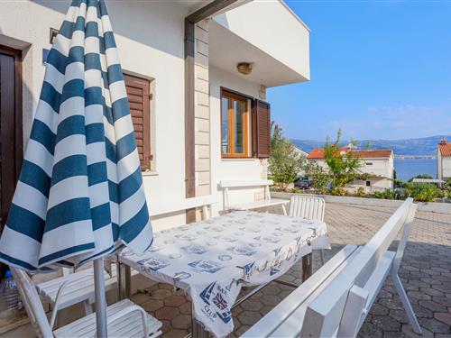 Holiday Home/Apartment - 5 persons -  - Slatine - 21224 - Slatine