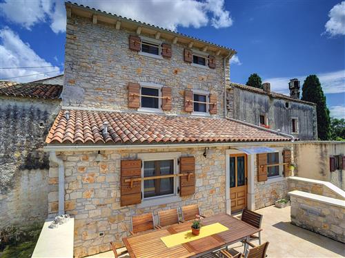 Holiday home - 8 persons -  - Valtura - 52100 - Pula