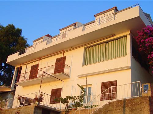 Holiday Home/Apartment - 2 persons -  - Ubli - 20289 - Ubli